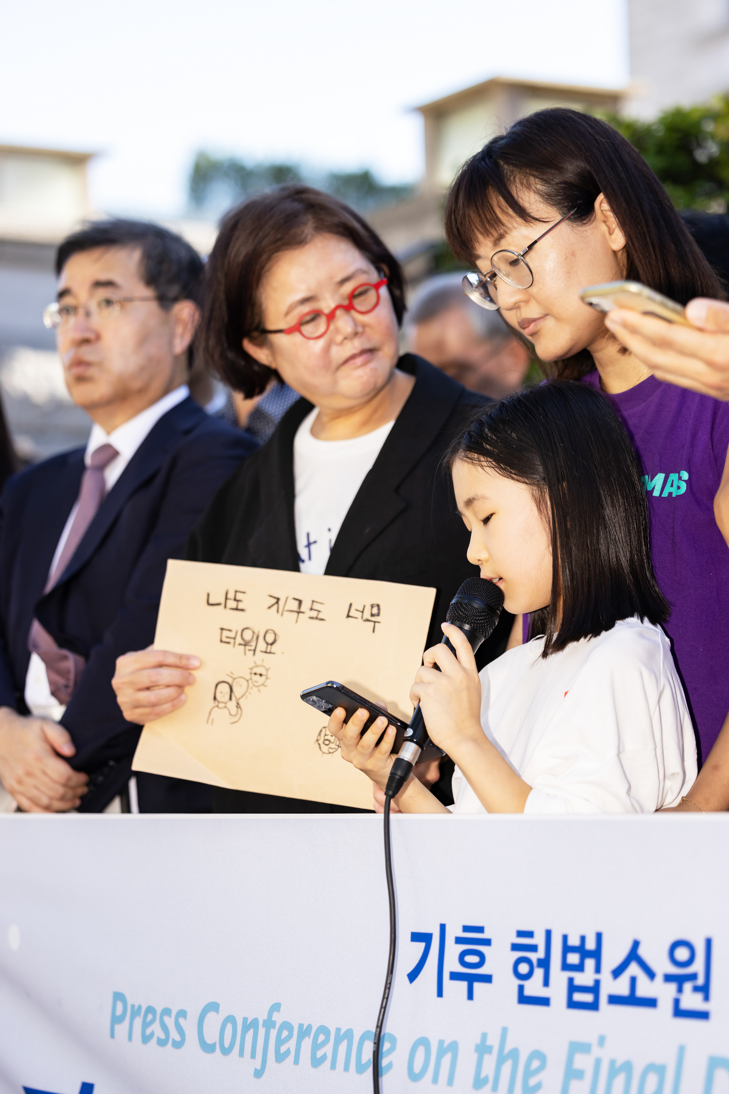 아기기후소송단 대리인 김영희 변호사(좌) 공동 입장문을 발표하는 아기기후소송 청구인 김한나 활동가