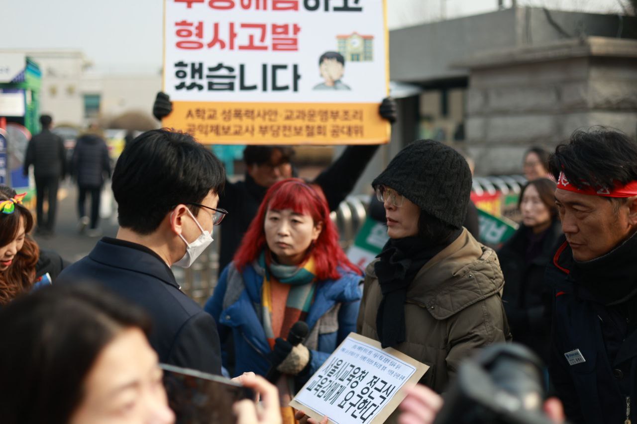 서울시교육청에 요구서를 전달하는 지혜복 교사 (촬영: 스튜디오 알 양동민)