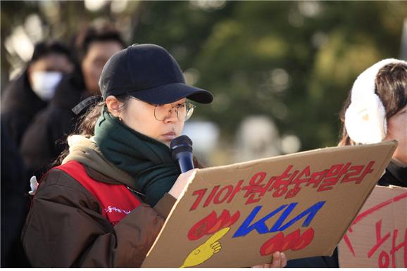 기자회견문 낭독하는 조문주 누구나노조지회 운영위원 [사진. 황상윤]